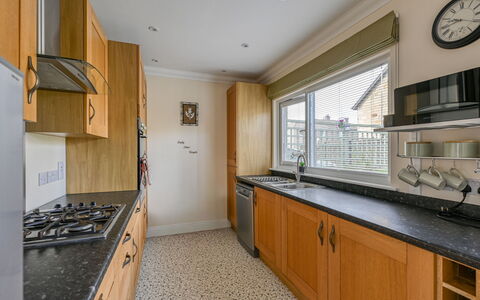 Thistle Cottage: Cucina, Controsoffitto, Cabinetry, Interior Design, Pavimentazione, Elettrodomestico Da Cucina, Apparecchio Major, Legna, Pavimento, Soffitto