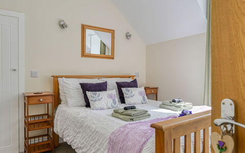 Thistle Cottage: Mobilia, Letto, Camera Da Letto, Interior Design, Parete, Legna, Bedding, Pavimentazione, Lenzuolo, Pavimento