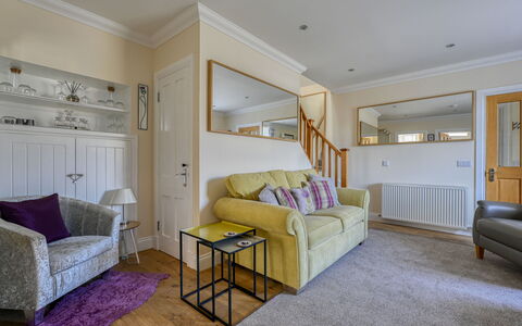 Thistle Cottage: Mobilia, Interior Design, Pavimentazione, Pavimento, Divano, Parete, Camera, Legna, Soffitto, Soggiorno