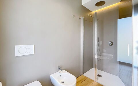 Aura: Bagno, Pavimentazione, Idraulico Fixture, Parete, Pavimento, Interior Design, Gabinetto, Soffitto, Idraulico, Lavello