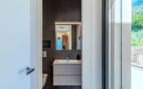 Aura: Interior Design, Legna, Pavimentazione, Pavimento, Idraulico Fixture, Casa, Porta, Soffitto, Camera, Bagno