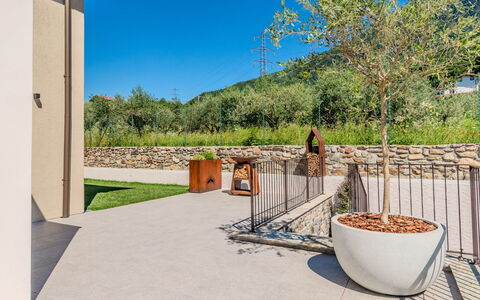 Aura: Giardino, Calcestruzzo, Shade, Landscaping, Flagstone, Driveway, Passerella, Cortile, Backyard, Sentiero