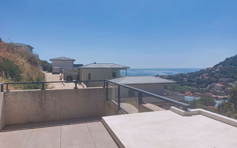 E Follicie: Architettura, Zona Residenziale, Balcone, Appartamento, Estate, Illuminazione Diurna, Corrimano, Attico