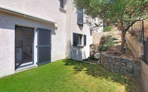 E Follicie: Parete, Zona Residenziale, Casa, Giardino, Backyard, Cortile, Calcestruzzo, Estate, Landscaping, Prato
