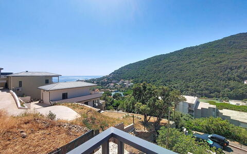 E Follicie: Zona Residenziale, Collina, Tetto, Casa, Hill Station, Sobborgo, Estate, Balcone, Cresta, Paesino Di Montagna