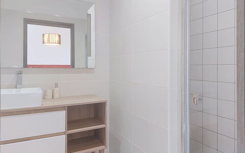 E Follicie: Pavimentazione, Parete, Pavimento, Interior Design, Idraulico Fixture, Mobiletto Del Bagno, Bagno, Specchio, Lavandino Del Bagno, Idraulico
