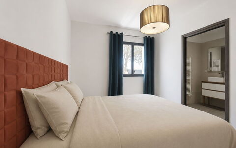 E Follicie: Mobilia, Letto, Interior Design, Camera Da Letto, Parete, Pavimentazione, Pavimento, Bedding, Legna, Biancheria