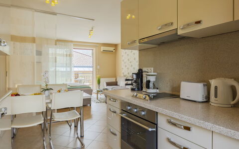 Patti: Interior Design, Cucina, Controsoffitto, Mobilia, Pavimentazione, Elettrodomestico Da Cucina, Pavimento, Apparecchio Major, Cabinetry, Soffitto
