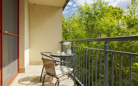Patti: Mobilia, Sedia, Color Legno, Balcone, Mobili Da Esterno, Latifoglie, Corrimano, Cucina & Sala Da Pranzo Tavolo, Pianta Della Casa, Eco Hotel