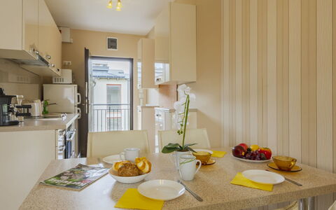 Patti: Interior Design, Controsoffitto, Legna, Pavimentazione, Elettrodomestico Da Cucina, Cucina, Mobilia, Pavimento, Apparecchio Major, Camera
