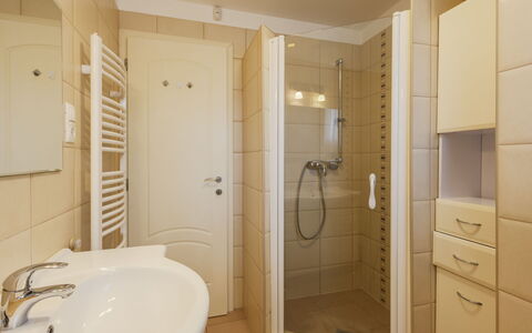 Patti: Pavimentazione, Pavimento, Idraulico Fixture, Interior Design, Legna, Bagno, Camera, Lavandino Del Bagno, Idraulico, Lavello