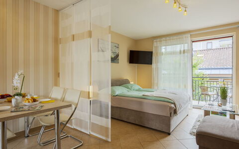 Patti: Interior Design, Mobilia, Pavimento, Pavimentazione, Camera, Soffitto, Illuminazione, Letto, Camera Da Letto, Cuscino