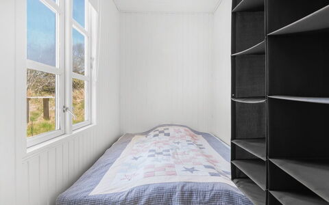 Inan - 800M from the Sea: Legna, Pavimento, Camera Da Letto, Pavimentazione, Letto, Camera, Lenzuolo, Bedding, Telaio Del Letto, Dormitorio