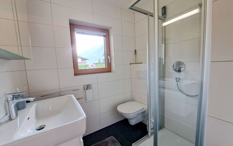 Achenkirch 622: Pavimentazione, Interior Design, Pavimento, Idraulico Fixture, Lavandino Del Bagno, Soffitto, Camera, Bagno, Lavello, Idraulico