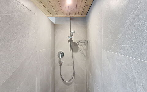 Ferienhaus Dinkl: Pavimentazione, Pavimento, Idraulico Fixture, Soffitto, Soffione Doccia, Piastrella, Bagno, Idraulico, Doccia