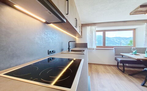 Ferienhaus Dinkl: Interior Design, Pavimentazione, Soffitto, Cucina, Controsoffitto, Lampada, Illuminazione, Camera, Pavimento, Casa