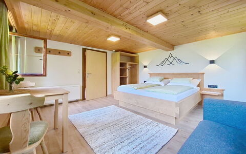 Ferienhaus Dinkl: Soffitto, Pavimentazione, Interior Design, Camera, Camera Da Letto, Pavimento In Legno, Hotel, Latifoglie, Suite, Color Legno