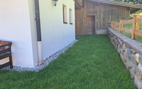 Grub: Prato, Giardino, Backyard, Cortile, Landscaping, Erba Sintetica, Passerella, Cortile, Agriturismo