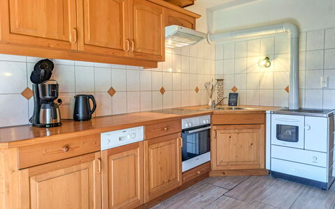 Grub: Cucina, Cabinetry, Elettrodomestico Da Cucina, Controsoffitto, Pavimentazione, Apparecchio Major, Interior Design, Legna, Mobilia, Pavimento