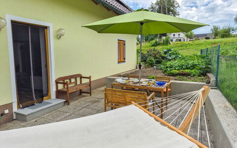 Haus Valentin: Mobilia, Mobili Da Esterno, Sedia, Pavimentazione, Tavolo, Shade, Vaso Di Fiori, Giardino, Tavolo Esterno, Ombrello