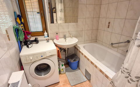 Haus Valentin: Lavatrice, Idraulico Fixture, Bagno, Pavimentazione, Pavimento, Lavanderia, Asciugatrice, Interior Design, Rubinetto, Idraulico