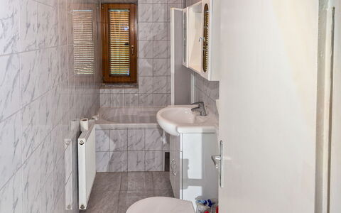 Haus Valentin: Idraulico Fixture, Pavimentazione, Bagno, Pavimento, Lavandino Del Bagno, Lavello, Interior Design, Rubinetto, Idraulico, Gabinetto