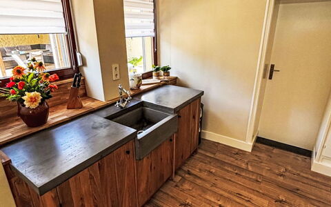 Eifelhuis im Salmtal: Pavimentazione, Legna, Pavimento In Legno, Controsoffitto, Pavimento, Cabinetry, Cucina, Lavandino Della Cucina, Mobilia, Interior Design