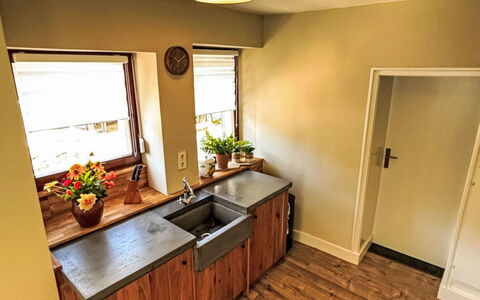 Eifelhuis im Salmtal: Pavimentazione, Legna, Controsoffitto, Interior Design, Cucina, Pavimento, Pavimento In Legno, Cabinetry, Apparecchio Major, Mobilia