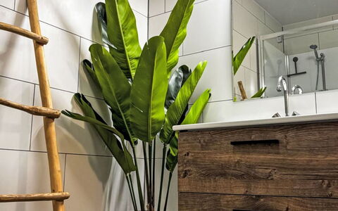 Eifelhuis im Salmtal: Interior Design, Pavimentazione, Pavimento, Mobiletto Del Bagno, Idraulico Fixture, Pianta Della Casa, Materiali Naturali, Bagno, Lampada, Piastrella