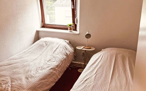 Eifelhuis im Salmtal: Letto, Camera Da Letto, Pavimento, Parete, Lenzuolo, Legna, Bedding, Pavimentazione, Biancheria, Interior Design
