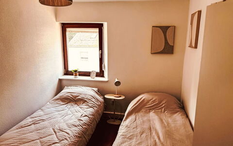 Eifelhuis im Salmtal: Parete, Letto, Camera Da Letto, Pavimento, Legna, Lenzuolo, Pavimentazione, Interior Design, Bedding, Mobilia