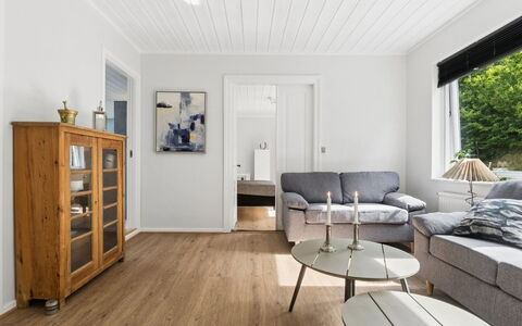 Görel - 250M from the Sea: Pavimentazione, Pavimento In Legno, Pavimento, Interior Design, Mobilia, Legna, Pavimento Laminato, Soggiorno, Divano, Soffitto