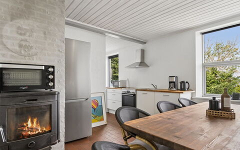 Görel - 250M from the Sea: Legna, Elettrodomestico, Interior Design, Soffitto, Elettrodomestico Da Cucina, Cucina, Pavimentazione, Mobilia, Illuminazione, Stufa