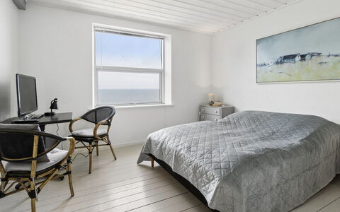 Görel - 250M from the Sea: Camera Da Letto, Letto, Pavimento, Pavimentazione, Lenzuolo, Bedding, Legna, Interior Design, Mobilia, Soffitto