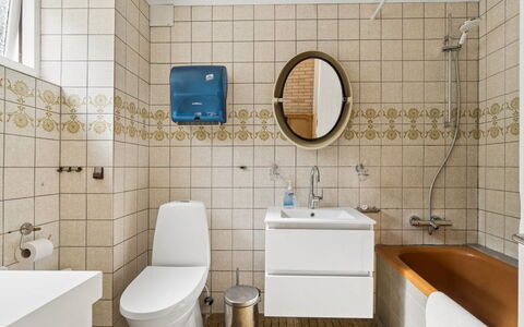 Görel - 250M from the Sea: Toilet Seat, Bagno, Gabinetto, Idraulico Fixture, Pavimentazione, Pavimento, Interior Design, Idraulico, Piastrella, Lavello