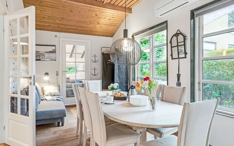Unto - 6Km from the Sea: Mobilia, Interior Design, Pavimentazione, Tavolo, Lampada, Sedia, Legna, Pavimento, Soffitto, Sala Da Pranzo