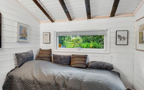 Unto - 6Km from the Sea: Legna, Interior Design, Soffitto, Pavimento, Pavimentazione, Casa, Camera Da Letto, Camera, Letto, Biancheria