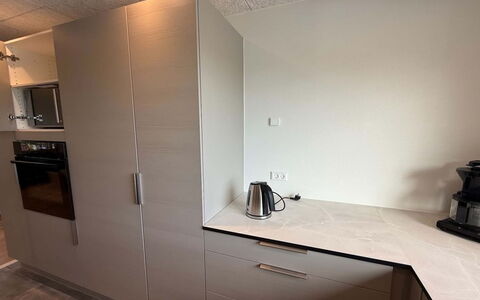 Alette - 400M from the Sea: Pavimentazione, Interior Design, Cucina, Cabinetry, Controsoffitto, Pavimento, Elettrodomestico Da Cucina, Apparecchio Major, Soffitto, Mobilia