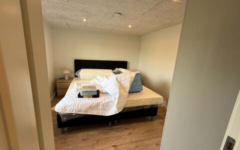 Alette - 400M from the Sea: Pavimento, Mobilia, Pavimentazione, Parete, Interior Design, Camera Da Letto, Legna, Letto, Camera, Soffitto