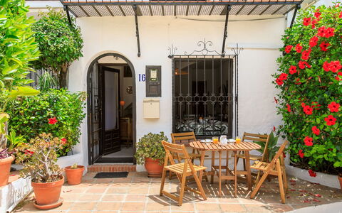 Carmen: Vaso Di Fiori, Porta, Pianta Della Casa, Mobilia, Balcone, Mobili Da Esterno, Sedia, Tavolo Esterno, Portico