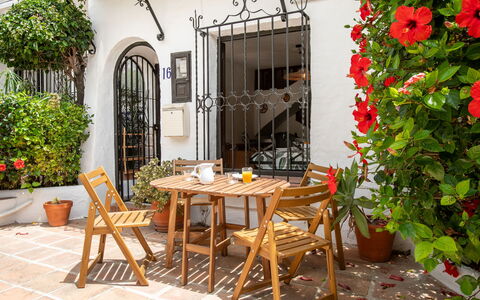 Carmen: Mobilia, Vaso Di Fiori, Mobili Da Esterno, Sedia, Tavolo, Porta, Pianta Della Casa, Tavolo Esterno, Portico