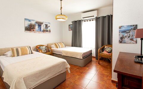 Carmen: Mobilia, Letto, Camera Da Letto, Legna, Interior Design, Pavimento, Pavimentazione, Lenzuolo, Bedding, Telaio Del Letto