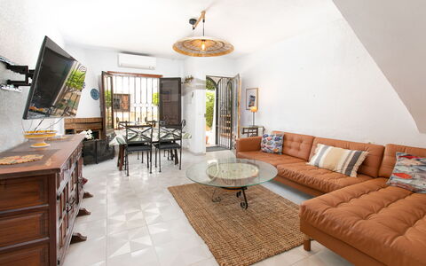 Carmen: Mobilia, Interior Design, Pavimentazione, Parete, Pavimento, Divano, Legna, Soggiorno, Tavolo, Camera