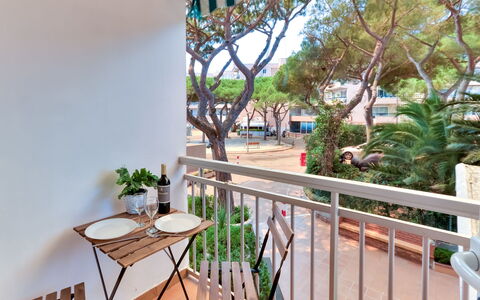 Cannes: Portico, Mobili Da Esterno, Balcone, Shade, Color Legno, Tavolo Esterno, Sedia, Pianta Della Casa, Recinzione