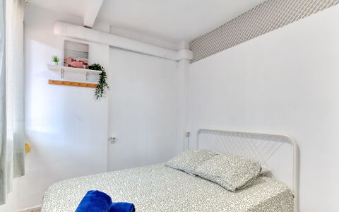 Cannes: Letto, Camera Da Letto, Bedding, Lenzuolo, Parete, Interior Design, Biancheria, Mobilia, Pavimento, Tessile