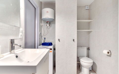 Cannes: Toilet Seat, Bagno, Idraulico Fixture, Gabinetto, Pavimentazione, Pavimento, Lavello, Idraulico, Interior Design, Rubinetto