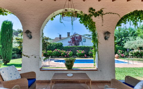 Quietud: Architettura, Arbusto, Giardino, Arco, Casa, Estate, Hacienda, Vaso Di Fiori, Shade