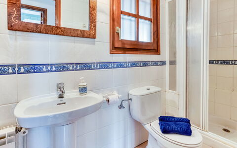 Quietud: Idraulico Fixture, Pavimentazione, Bagno, Pavimento, Lavello, Idraulico, Rubinetto, Piastrella, Gabinetto, Toilet Seat
