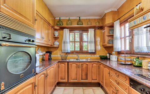 Quietud: Cabinetry, Cucina, Legna, Interior Design, Mobilia, Pavimentazione, Cassetto, Controsoffitto, Pavimento, Casa