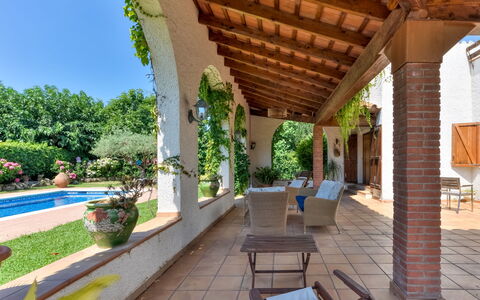 Quietud: Architettura, Giardino, Arbusto, Colonna, Casa, Casa, Porta, Vaso Di Fiori, Portico